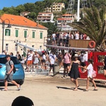 Idete na odmor trajektom? Ako vozite takav auto, bit ćete drugačije tretirani... (foto: Igor Stažić)