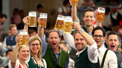 Nijemci se vesele i odmahuju rukom: Počeo je Oktoberfest, koliko ove godine stoji krigla piva?