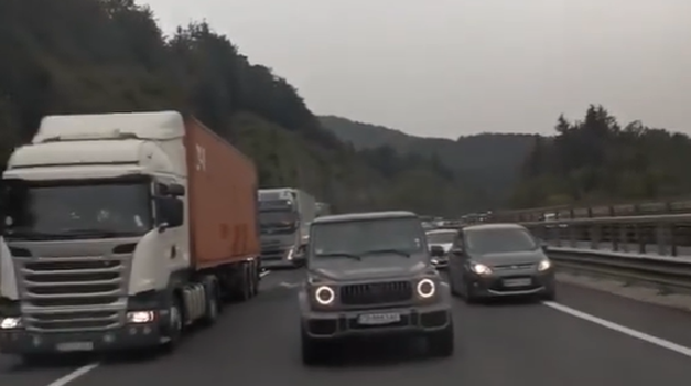 Mercedes G 63 AMG divljao trakom za spašavanje, ostali su pasli drveće na samoj autocesti...