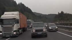 Mercedes G 63 AMG divljao trakom za spašavanje, ostali su pasli drveće na samoj autocesti...