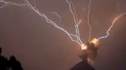 Spektakularan i zastrašujući video: Olujne munje koje oduzimaju dah preplašile ljude (VIDEO)