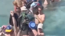 VIDEO: Šokantna snimka iz Grčke razbjesnila ljude: turisti su doplivali do trajekta i uskakujući se ukrcavali - sramotno