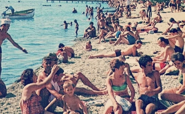 Nostalgična fotografija s plaže u bivšoj Jugoslaviji pravi je hit: svi su primijetili samo jedno...