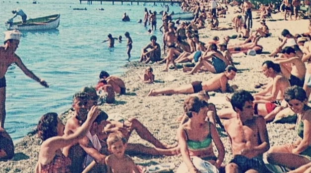 Nostalgična fotografija s plaže u bivšoj Jugoslaviji pravi je hit: svi su primijetili samo jedno...