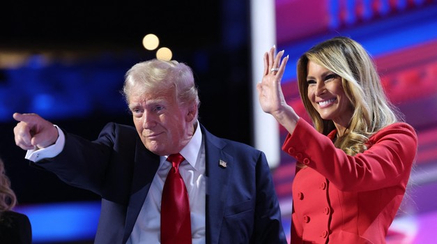 Republican presidential nominee and former U.S. President Donald Trump is joined on stage by his wife Melania after he finished giving his acceptance speech on Day 4 of the Republican National Convention (RNC), at the Fiserv Forum in Milwaukee, Wisconsin, U.S., July 18, 2024. REUTERS/Andrew Kelly Photo: Andrew Kelly/REUTERS