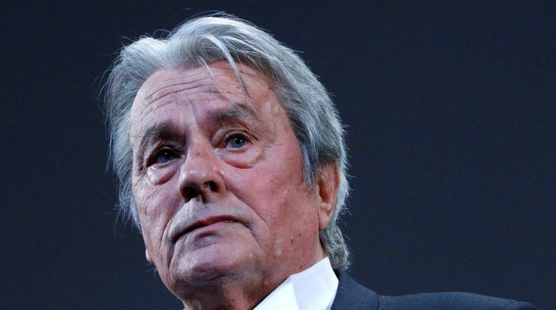 FILE PHOTO: Actor Alain Delon salutes on stage during a tribute for his career before the screening of the restored print of the film "Plein Soleil" by Rene Clement during the 66th Cannes Film Festival 
AUTOR
 YVES HERMAN 
AGENCIJA
 REUTERS