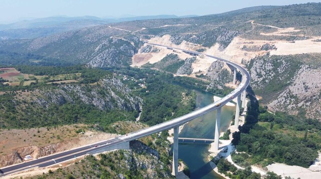 S Dalmatine ravno na Hercegovinu, koju su gradili Azeri i Kinezi, a na kraju popravljali Slovenci i čuveni kretaor Pelješkog mosta Marjan Pipenbaher