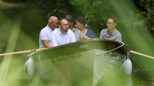 06.09.2024., Zagreb - Park Maksimir. gradonacelnik Tomislav Tomasevic i zamjenik gradonacelnika Luka Korlaet, zajedno s Nikom Dolenc, ravnateljicom Javne ustanove za upravljanje prirodnim vrijednostima Grada  Zagreba obiljezili su 230. obljetnicu Parka Maksimir i 30 godina rada Javne ustanove prigodnim govorom i voznjom u camcu. Photo: Sanjin Strukic/PIXSELL