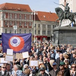 Plenky sebi digao plaću za 4000 eura, a nekim penzionirima za samo 7 eura i čudi se protestu k'o pura riti (foto: Patrik Macek/Pixsell/Bobo)