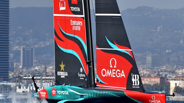 Obračun do posljednjeg metra između Emirates Team New Zealand i INEOS Britannia koji samo uz pogon vjetra jure i brže od 100 kilomatera na sat