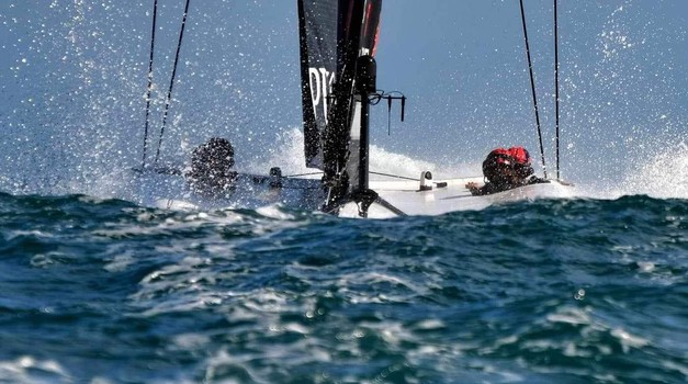 Obračun do posljednjeg metra između Emirates Team New Zealand i INEOS Britannia koji samo uz pogon vjetra jure i brže od 100 kilomatera na sat