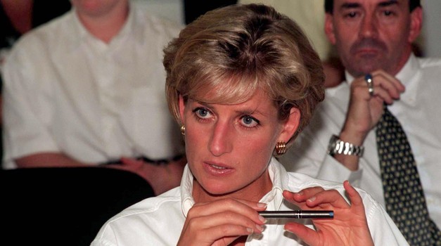 23. godišnjica smrti princeze Diane 
AUTOR
 John Stillwell 
AGENCIJA
 Press Association 
OPIS
  Diana, Princess of Wales death anniversary File photo dated 13/01/97 of Diana, Princess of Wales, as she attended an engagement in the Angolan capital of Luanda on a British Red Cross mission to highlight the evil of land mines. The anniversary, this year, of Diana, Princess of WalesÕs death follows a turbulent time for her sons the Duke of Cambridge and the Duke of Sussex. The princess was killed suddenly in a car crash 23 years ago on August 31 1997 when William and Harry were only 15 and 12. JOHN STILLWELL  Photo: PA Images/PIXSELL