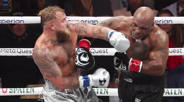 Kevin Jairaj 
AGENCIJA
 REUTERS 
OPIS
 Nov 15, 2024; Arlington, Texas, UNITED STATES;  Mike Tyson (black gloves) fights Jake Paul (silver gloves) at AT&T Stadium. Mandatory Credit: Kevin Jairaj-Imagn Images Photo: Kevin Jairaj/REUTERS