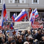 Slovenci na ulicama! UDBA im je na piku i relikti Jugoslavije koji još upravljaju Deželom - digli se na noge zbog Janeza Janše (foto: Žiga Živulović jr./Bobo)