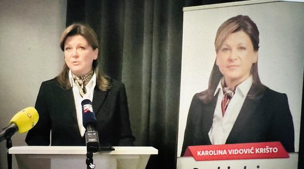 Okomila se na Zoku, Andreja i Dragana, a nije štedjela ni Mariju ni Mislava za koje je kazala da su dio dekora vladajućih i isti kao Sanader. TEŠKA ARTILJERIJA KAROLINE VIDOVIĆ KRIŠTO