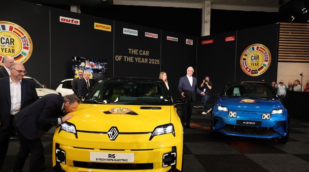 Le duo R5/Alpine A290 (Renault) remporte le prix de “Voiture de l'année 2025” lors du Salon de l'Auto de Bruxelles, le 10 janvier 2025 . © Laurent Sanson/PsnewZ/Bestimage The R5/Alpine A290 duo reports the “Voiture de l'année 2025” prize at the Brussels Auto Show Photo: Laurent Sanson/PsnewZ/Bestimage/BESTIMAGE