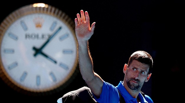 Tennis - Australian Open - Melbourne Park, Melbourne, Australia - January 24, 2025 Serbia's Novak Djokovic waves to the crowd as he leaves the court after retiring from his semi final match against Germany's Alexander Zverev REUTERS/Edgar Su     TPX IMAGES OF THE DAY Photo: EDGAR SU/REUTERS