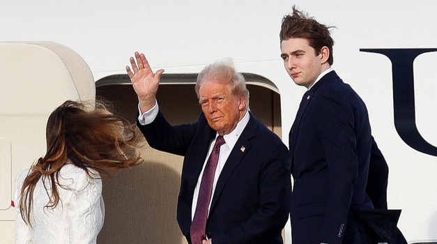 U.S. President-elect Donald Trump, his wife Melania and son Baron board a U.S. Air Force plane to travel to Dulles International Airport from Palm Beach International Airport in West Palm Beach, U.S. January 18, 2025. REUTERS/Marco Bello Photo: MARCO BELLO/REUTERS