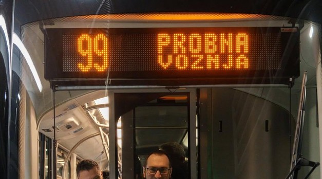 Noćna vožnja Tomaševića! NT 2400 sinoć je prvi put, u probnoj vožnji, vozio ulicama našeg grada