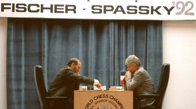 FILED - 21 September 1992, Montenegro, Sveti Stefan: US chess player Bobby Fischer (l) plays against Russian Boris Spasski in Sveti Stefan on the Montenegrin Adriatic coast in what was then Yugoslavia. The former Russian chess player Boris Spasski has died at the age of 88. Photo: Dagobert Kohlmeyer/dpa-Zentralbild/dpa Photo: Dagobert Kohlmeyer/DPA